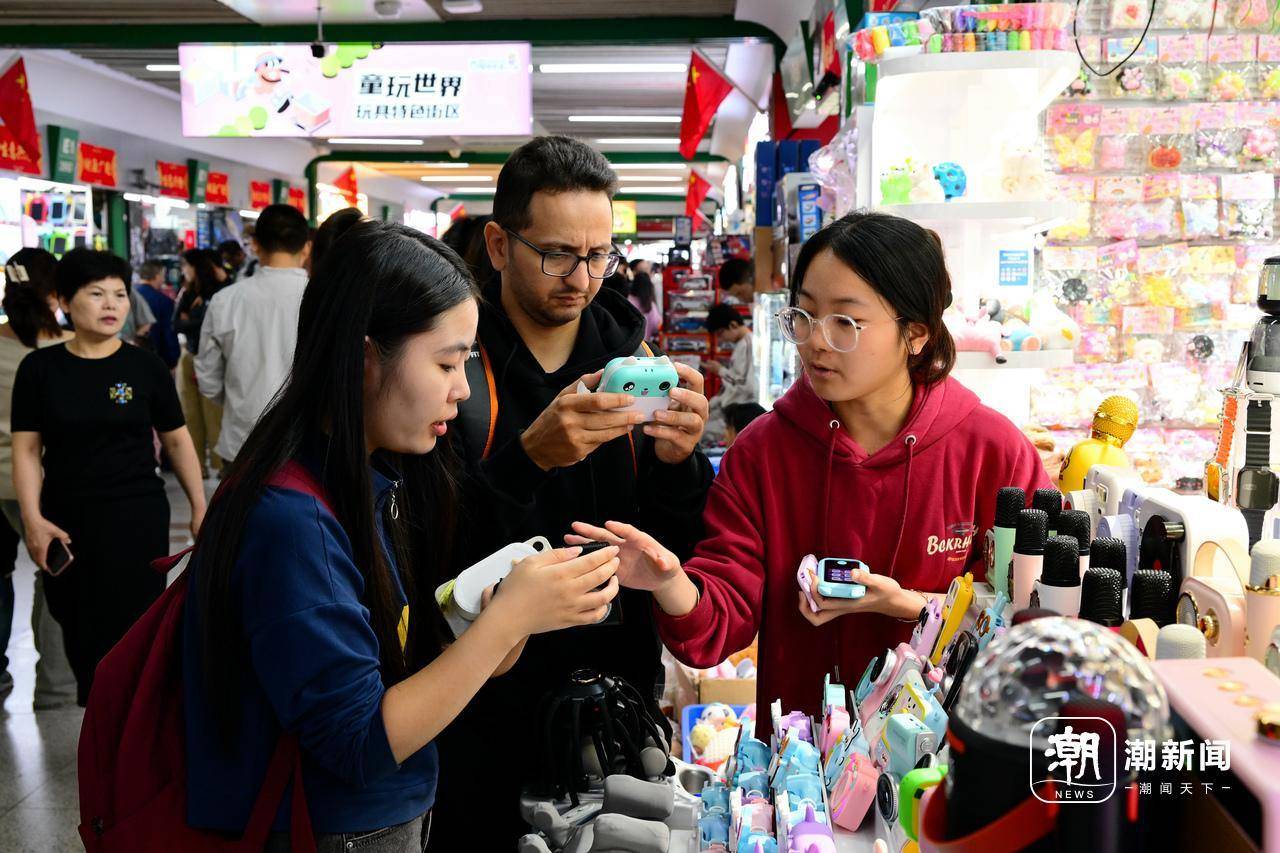 义乌“世界超市”顾客盈门交易旺 市场调查揭示外贸新动能